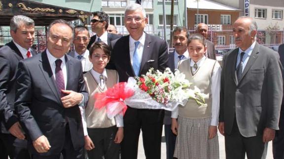 Avrupa Birliği Bakanı ve Başmüzakereci Büyükelçi Volkan Bozkır Okuduğu Kültür Kurumu İlkokulunu Ziyaret Etti.