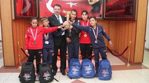Türkiye Şampiyonu Kros Takımı Öğrencileri Milli Eğitim Müdürü Ercan Yıldızı Makamında Ziyaret Ettiler