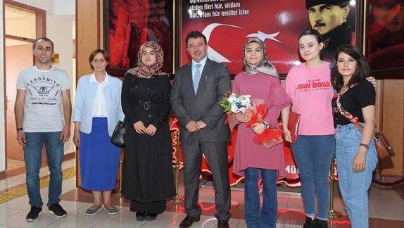 Müdür Yıldız, Erzuruma Atanan Öğretmenleri Çiçeklerle Karşıladı