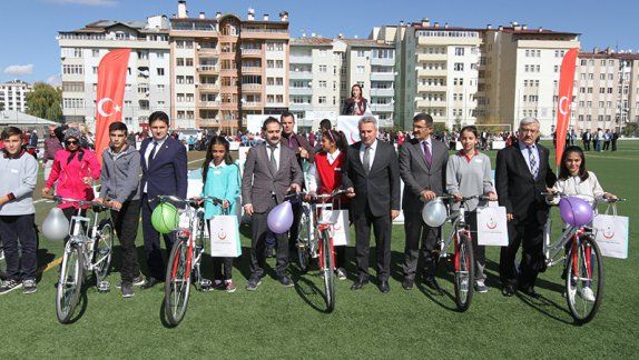 400 Öğrenciye Bisiklet Dağıtıldı