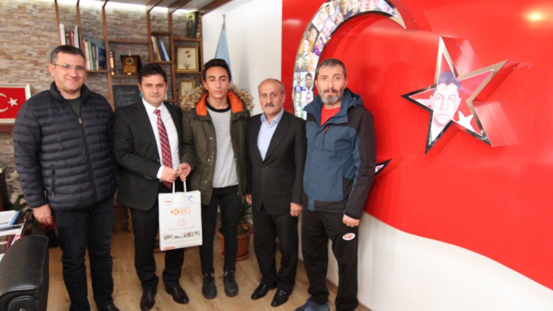 Türkiye Şampiyonu Öğrenciden İl Milli Eğitim Müdürüne Ziyaret
