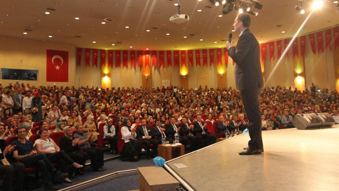 Milli Eğitim Bakanımız Ziya SELÇUK, Erzurum'da Öğretmenler, STK'lar, İş İnsanları ve Hayırseverlerle Buluştu